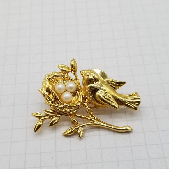 Goldtone Bird & Nest Brooch Pin Faux Pearls - Picture 1 of 3